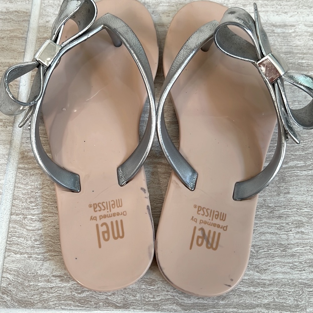 Mini Melissa Toddler Girl Silver Bow Flip Flop Sandals - size 11 - Picture 3 of 4